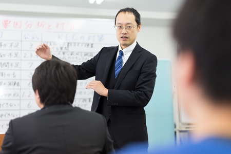 通学もオンラインも徹底した少人数双方向授業